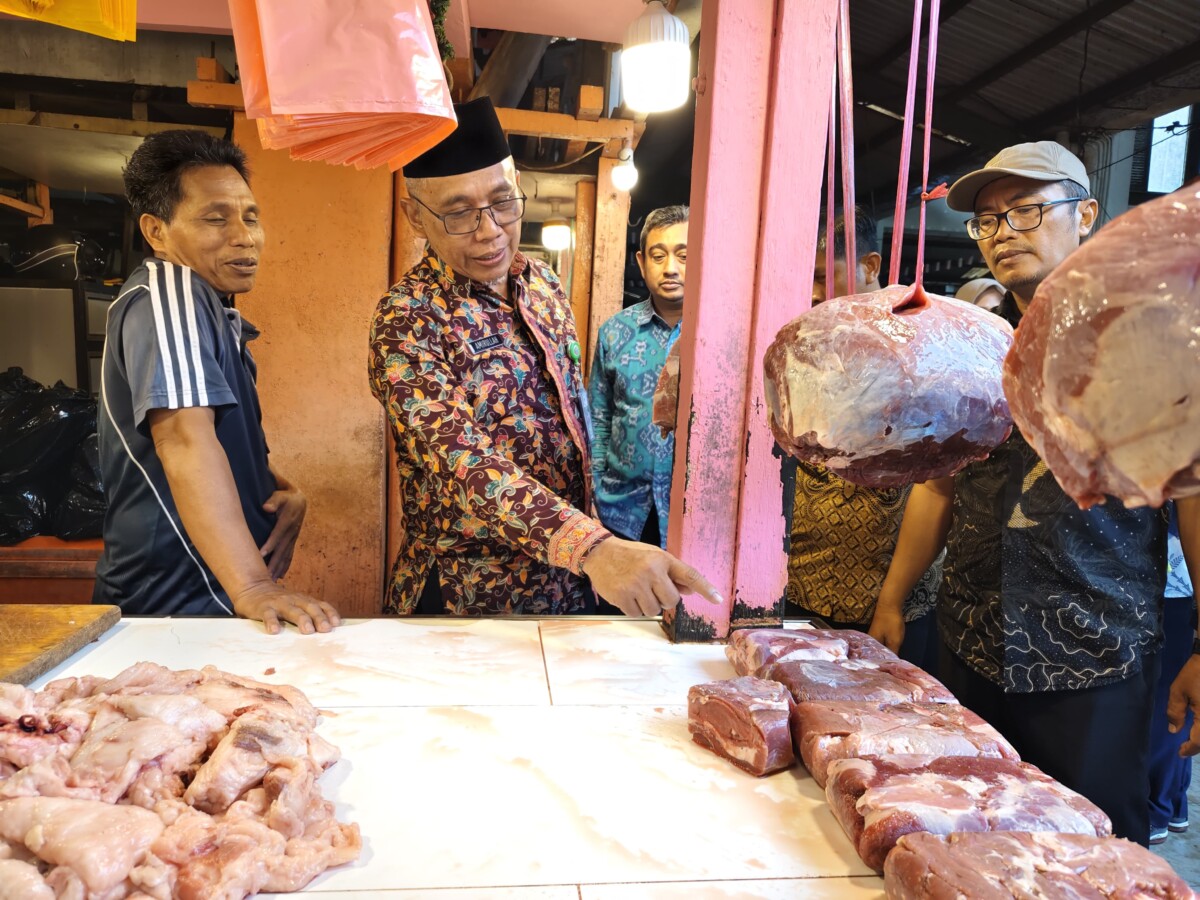 Caption Foto : Sekretaris Daerah Kota Pontianak Amirullah saat monitoring ketersediaan dan harga bahan pokok menjelang Imlek di Pasar Flamboyan.