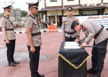 Caption foto: Prosesi sertijab Kapolsek Batang Tarang di halaman Mapolsek Sanggau, Kamis (16/1/2025).
