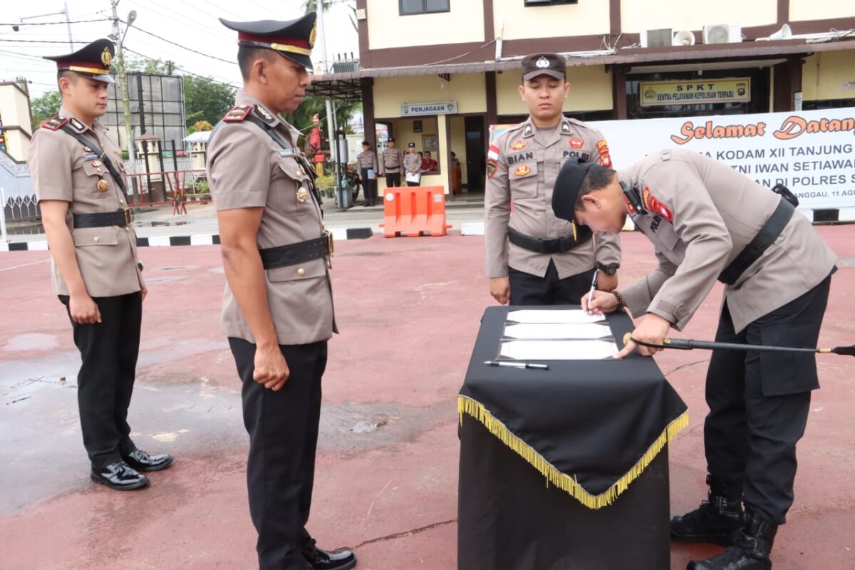 Caption foto: Prosesi sertijab Kapolsek Batang Tarang di halaman Mapolsek Sanggau, Kamis (16/1/2025).