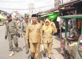 Pj Bupati Kubu Raya Sy Kamaruzaman relokasi pedagang di Sui Raya, Senin (20/1).