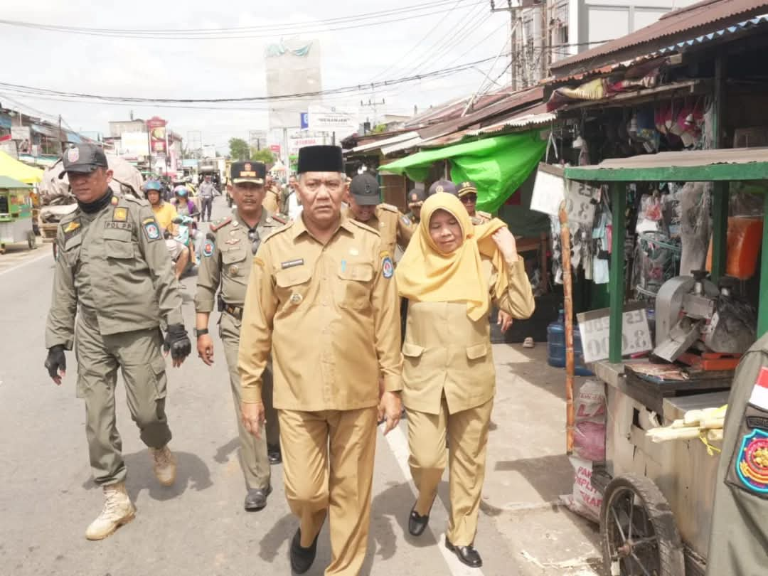 Pj Bupati Kubu Raya Sy Kamaruzaman relokasi pedagang di Sui Raya, Senin (20/1).