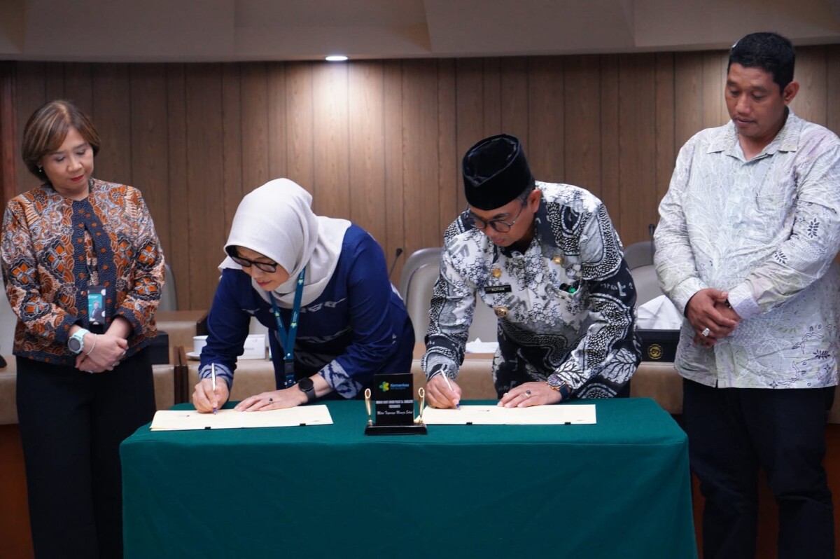 Penjabat PJ Bupati Kayong Utara Alfian Salam Saat penandatanganan kerjasama didampingi ketua komisi 3 DPRD Kayong Utara Haji Soleh. Rabu (24/1/2024). Foto (Porkopim)