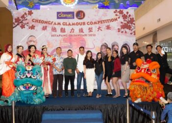 Caption: Theo Bernadhi poto bersama Tim milenialZ A-J di acara Cheongsam Glamour Modelling Competition, Minggu (26/01/2025).
