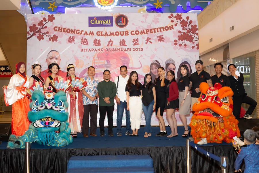 Caption: Theo Bernadhi poto bersama Tim milenialZ A-J di acara Cheongsam Glamour Modelling Competition, Minggu (26/01/2025).