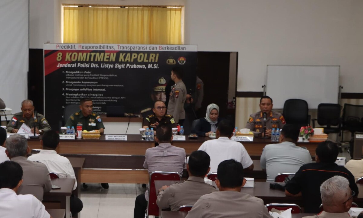 Kapolresta Pontianak Kombes Pol Adhe Hariadi saat memimpin rapat lintas sektoral jelang Imlek 2025. FOTO: Achmad Mundzirin/JURNALIS.co.id