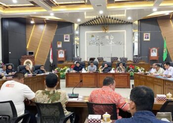 Caption: RDPU soal UMSK Ketapang yang berlangsung di ruang rapat Paripurna DPRD Ketapang, Rabu (15/01/2025). Foto: Ketapang Media.
