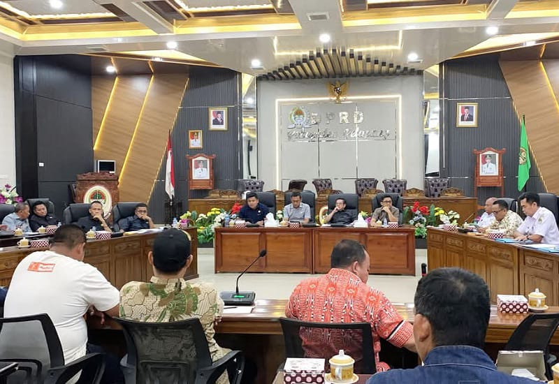 Caption: RDPU soal UMSK Ketapang yang berlangsung di ruang rapat Paripurna DPRD Ketapang, Rabu (15/01/2025). Foto: Ketapang Media.