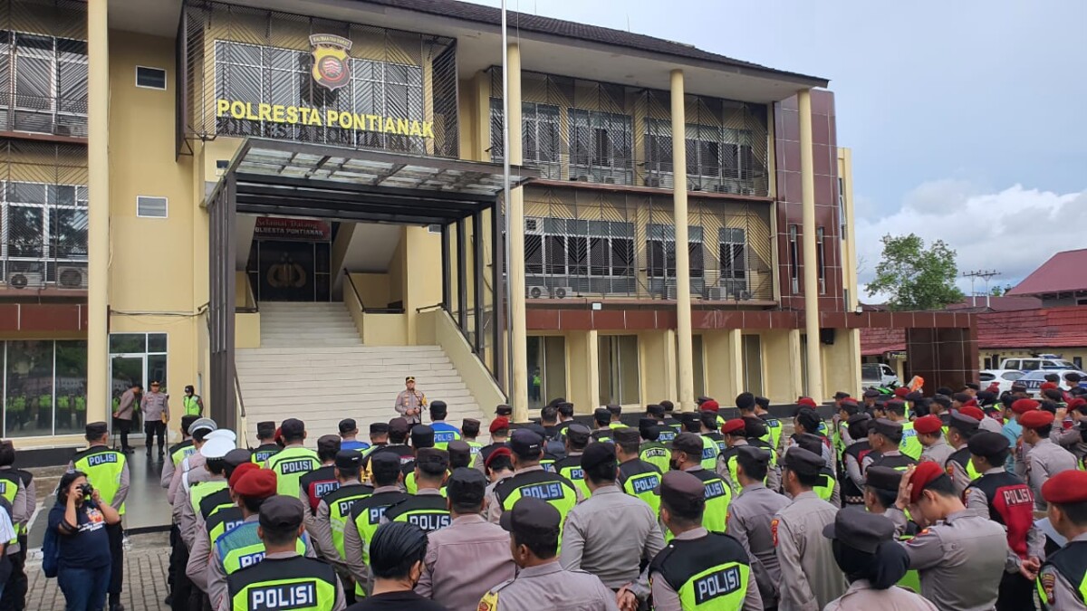 Sebanyak 850 personel polri disiagakan Kapolresta Pontianak untuk melakukan pengamanan perayaan malam Imlek tahun 2025 yang dipusatkan di Jalan Gajahmada, Kecamatan Pontianak Selatan. FOTO: Achmad Mundzirin/JURNALIS.co.id