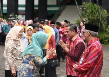 Pj Edi Suryanto bersalam-salaman dengan ASN Pemkot Pontianak di Halaman Kantor Wali Kota, Jumat (31/1/2025).