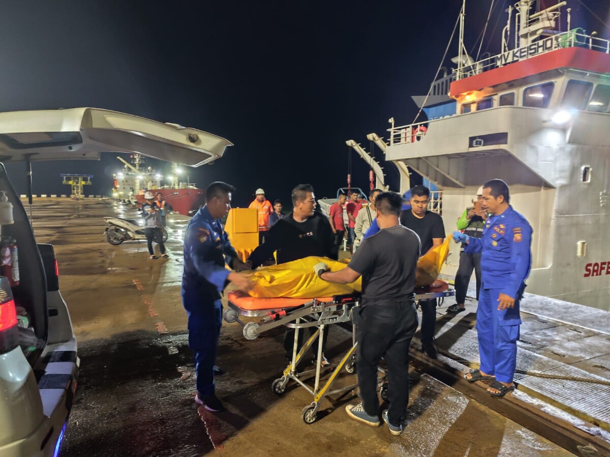 Jenazah Sunardi di Pelabuhan Kijing Mempawah setelah dievakuasi dari atas kapal