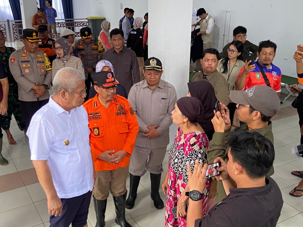 PJ Gubernur Kalbar Horison didampingi PJ Bupati Mempawah Ismail saat mengunjungi Pengungsi Banjir di Wisma Cgandramidi Mempawah