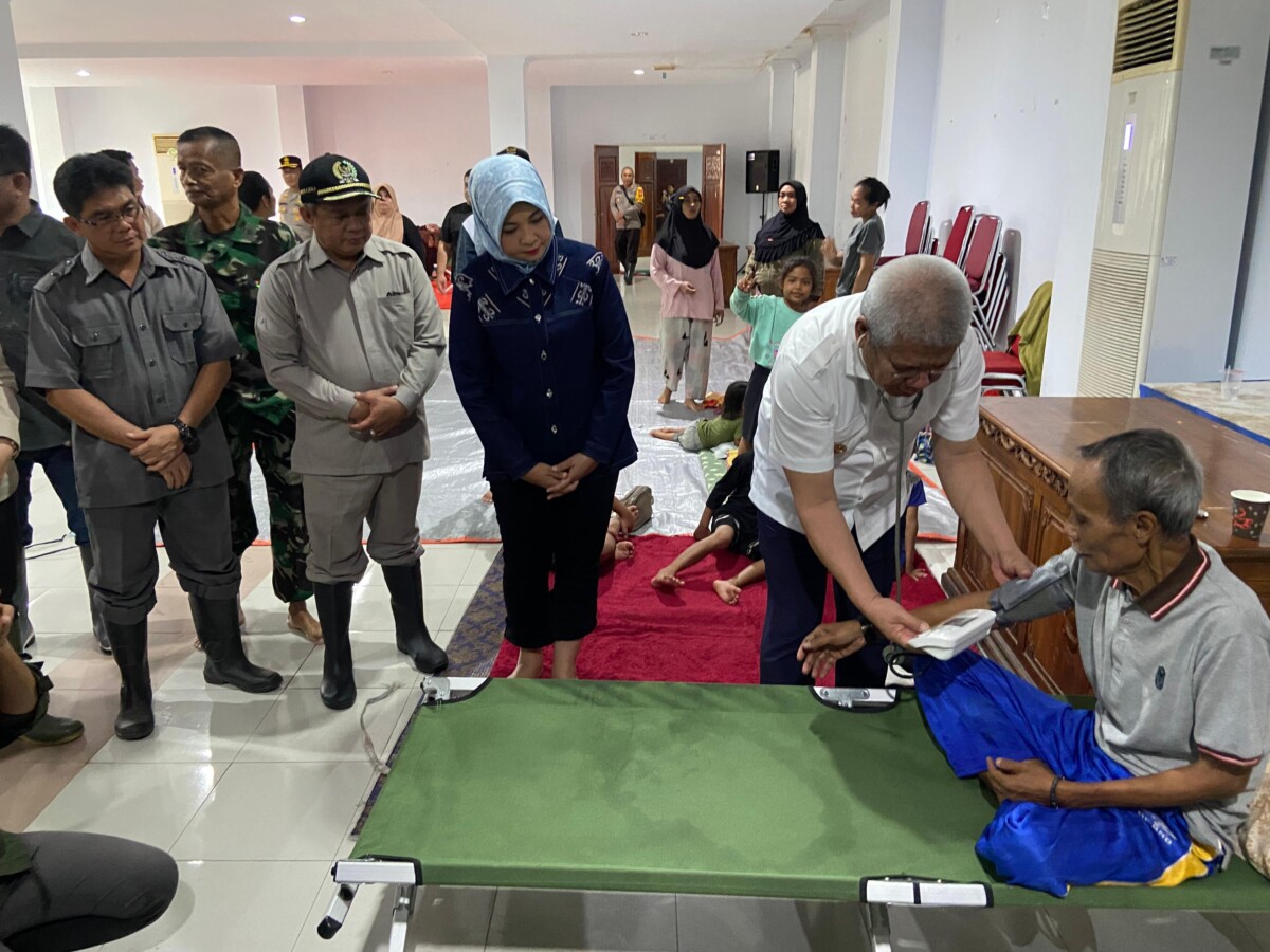 PJ Gubernur Kalbar Horison saat mengunjungi Pengungsi Banjir di Wisma Cgandramidi Mempawah