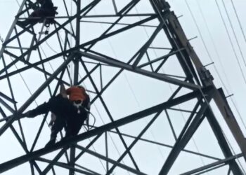 Warga Banjarmasin Melakukan Percobaan Bunuh Diri dari Tower SUTT Milik PLN di Jungkat
