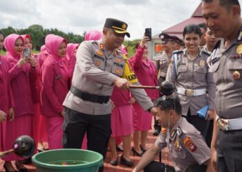 Kapolres Kubu Raya, AKBP Wahyu dalam Upacara Kenaikan Pangkat kepada 54 personel Polres Kubu Raya pada Rabu (1/1/2025) pukul 09.00 WIB di halaman Apel Mapolres Kubu Raya.