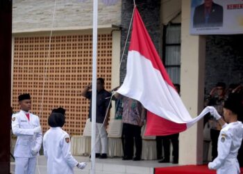 Caption: Pengibaran bendera dalam rangka upacara HAB ke-79 Kementerian Agama, Jumat (03/01/2025). Foto: Prokopim Ketapang.