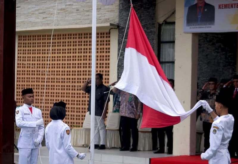 Caption: Pengibaran bendera dalam rangka upacara HAB ke-79 Kementerian Agama, Jumat (03/01/2025). Foto: Prokopim Ketapang.