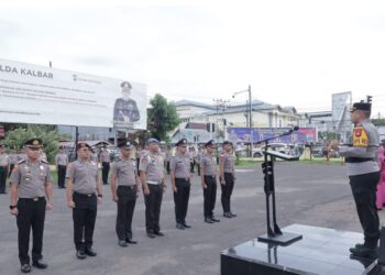 Caption: Pelaksanaan korps raport kenaikan pangkat 32 Anggota Polres Ketapang, Rabu (01/01/2025). Foto: Humas Polres Ketapang.
