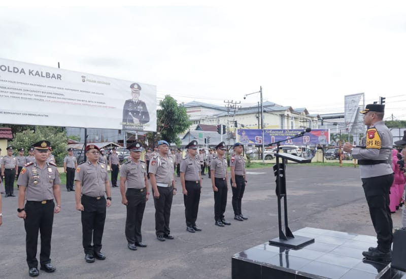 Caption: Pelaksanaan korps raport kenaikan pangkat 32 Anggota Polres Ketapang, Rabu (01/01/2025). Foto: Humas Polres Ketapang.