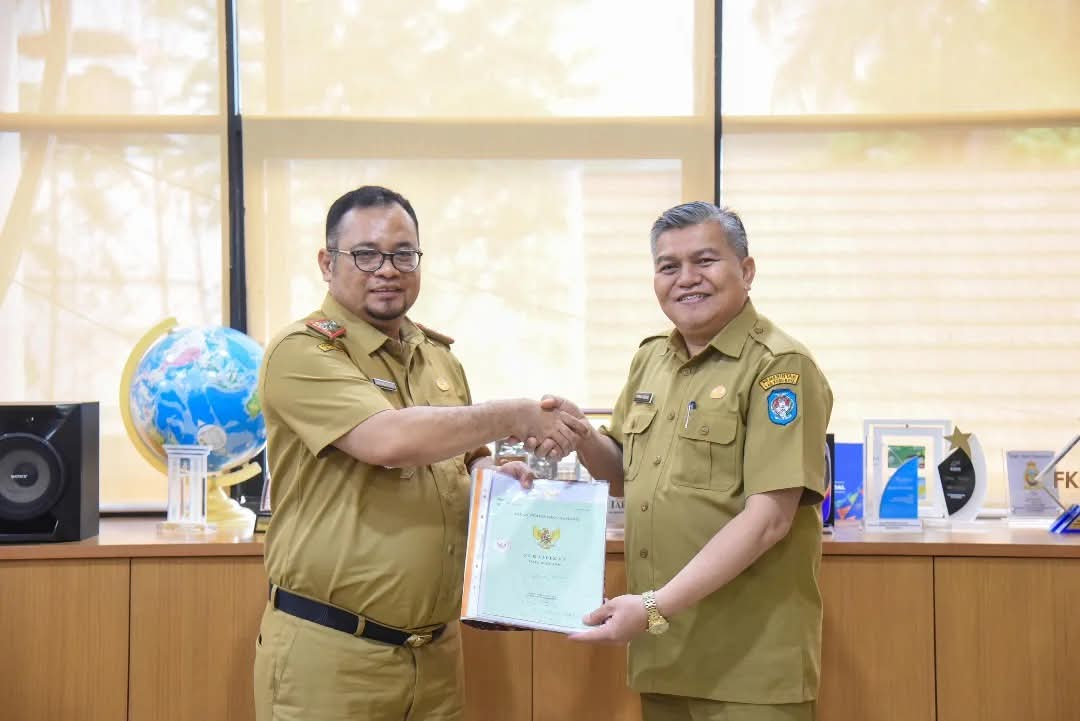 Pemkab Kubu Raya yang diwakili Sekretaris Daerah Yusran Anizam menerima Naskah Perjanjian Hibah Daerah (NPHD), Berita Acara Serah Terima (BAST), dan sertifikat asli tanah RSUD TBSI Kubu Raya, dari Pj Sekretaris Daerah Provinsi Kalimantan Barat Mohammad Bari di Kantor Gubernur Kalimantan Barat, Pontianak, Selasa (31/12/2024).