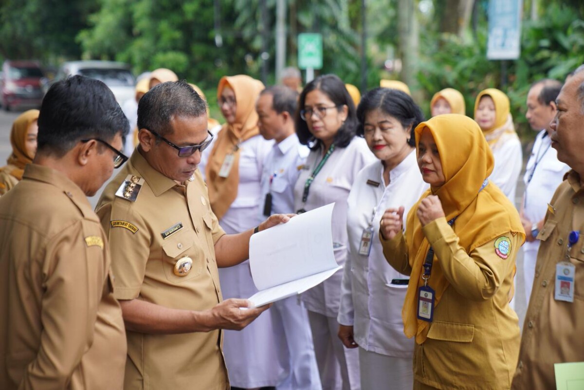 Caption Foto Pj Wali Kota Pontianak Edi Suryanto menyerahkan DPA di lingkup Dinas Kesehatan Kota Pontianak.