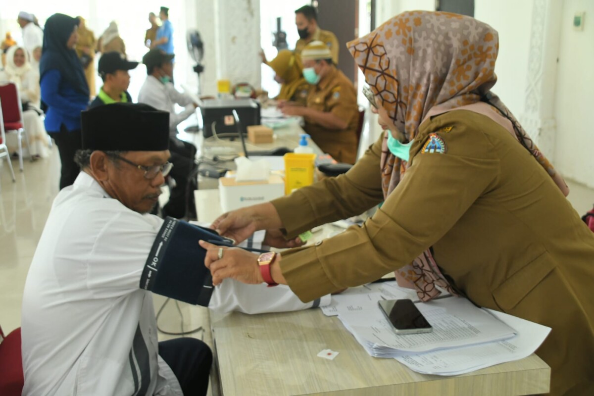 Salah satu jemaah haji yang sedang melakukan Medical Check Up (MCU) yang berlangusng di Pondopo Bupati, Sukadana, Senin (06/01/2025). Foto (Porkopim)