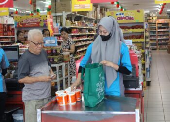 Penerapan belanja tanpa menggunakan kantong plastik di swalayan Ligo Mitra. Foto : Deny W. Hendrata.