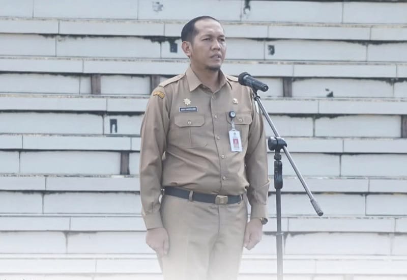 Caption: Pj Sekda Ketapang ketika memimpin apel di lingkungan Pemkab Ketapang, Senin (06/01/2025). Foto: Prokopim Pemkab Ketapang.