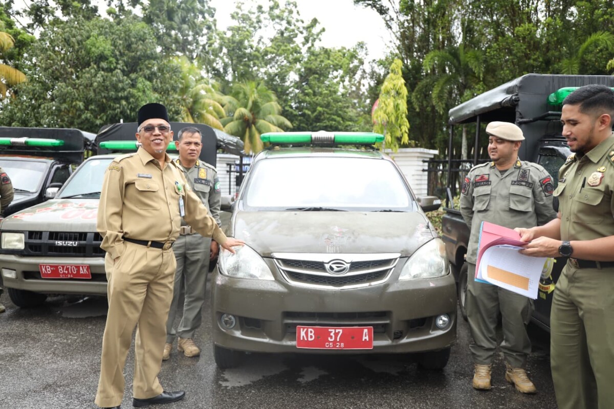 Caption Foto : Sekretaris Daerah Kota Pontianak Amirullah melihat langsung proses pemeriksaan kelayakan kendaraan operasional Satpol PP Kota Pontianak.