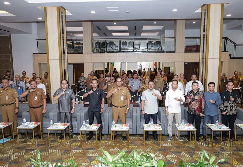 Caption: Tim transisi Bupati Terpilih, Alexander Wilyo saat poto bersama jajaran Pemkab Ketapang. Foto: Prokopim Pemkab Ketapang.