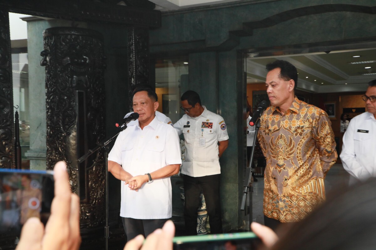 Menteri Dalam Negeri (Mendagri) Muhammad Tito Karnavian bersama Kepala Badan Pengendalian Pembangunan dan Investigasi Khusus (BPPIK) Aries Marsudiyanto