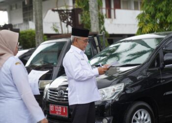 Caption Foto : Sekretaris Daerah Kota Pontianak Amirullah tengah melakukan pemeriksaan kendaraan operasional di lingkungan Sekretariat Daerah Kota Pontianak.
