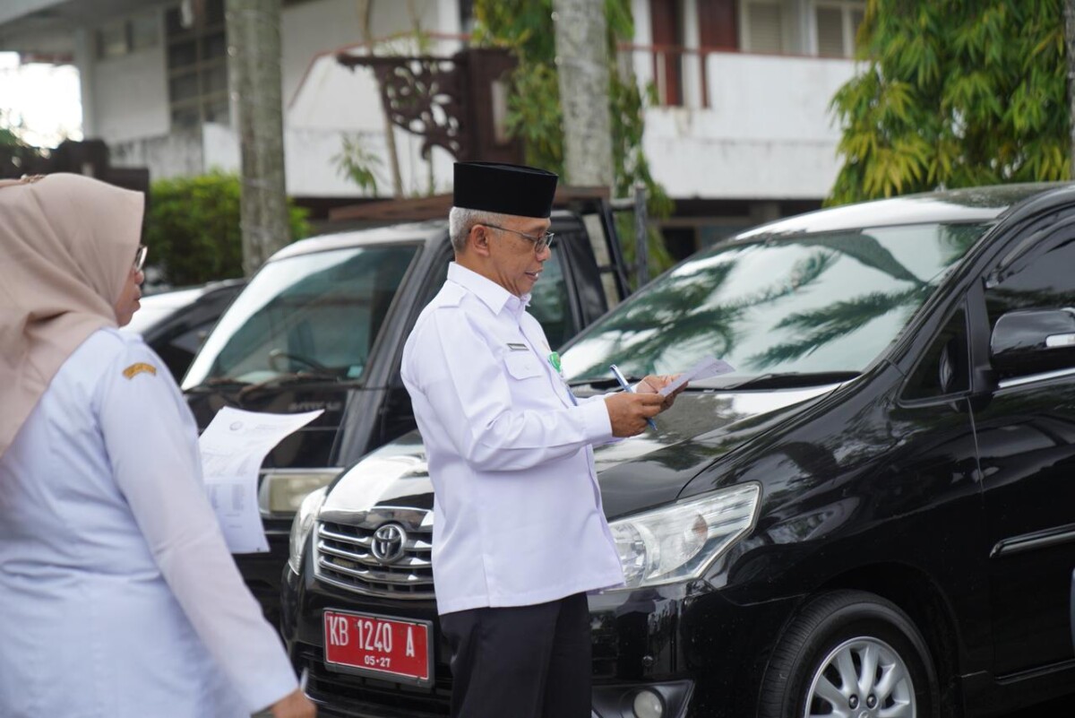 Caption Foto : Sekretaris Daerah Kota Pontianak Amirullah tengah melakukan pemeriksaan kendaraan operasional di lingkungan Sekretariat Daerah Kota Pontianak.