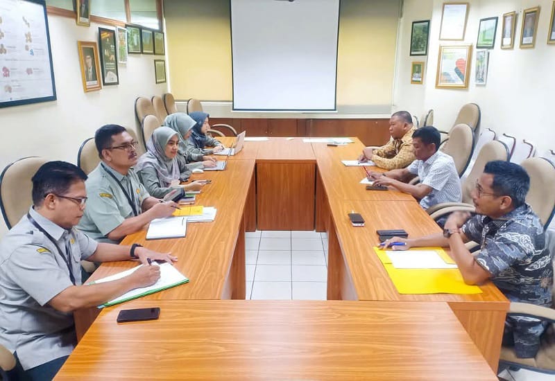 Caption: Ketua DPRD Ketapang, Achmad Sholeh beserta staf saat berkunjung ke Kementerian RI. Foto: Humpro DPRD.