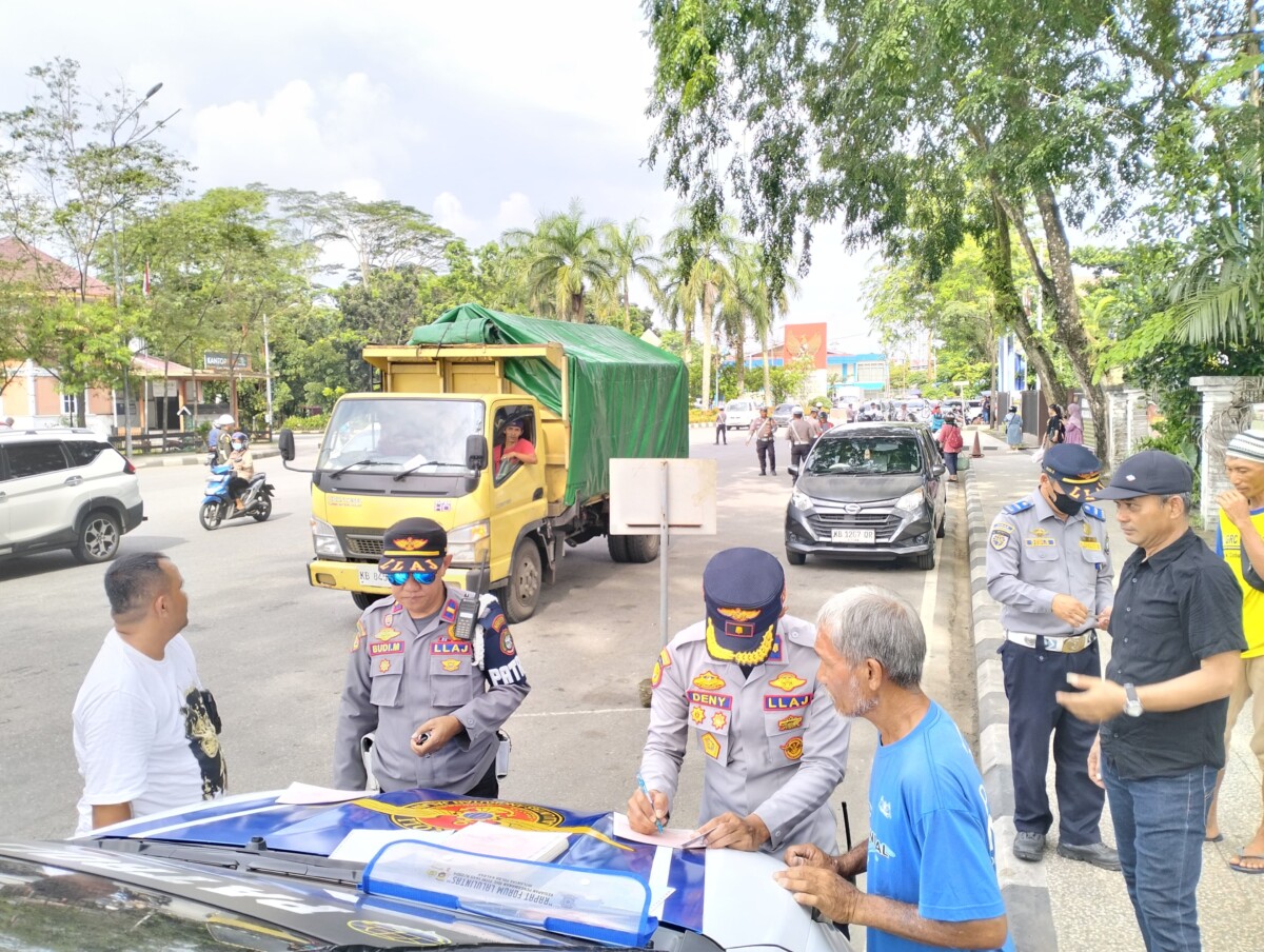 Dinas Perhubungan Kota Pontianak bersama kepolisian lalu lintas rutin menggelar pemeriksaan kelaikan kendaraan angkutan yang beroperasi di Kota Pontianak. Foto: Prokopim Pemkot Pontianak