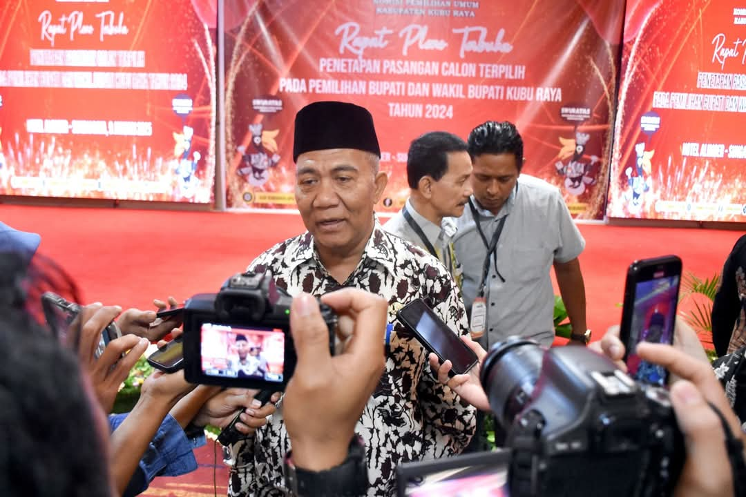 Pj Bupati Kubu Raya Syarif Kamaruzaman menghadiri Rapat Pleno Terbuka Penetapan Pasangan Calon (Paslon) Terpilih pada Pemilihan Bupati dan Wakil Bupati Kubu Raya tahun 2024 di Hotel Alimoer, Kubu Raya, Kamis (9/1/2025).