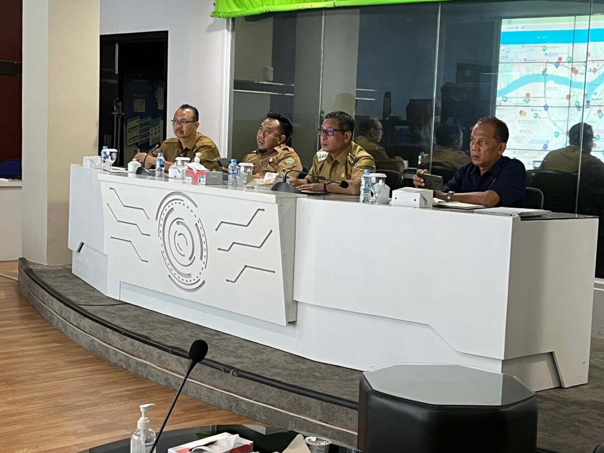 Caption Foto : Pj Wali Kota Pontianak Edi Suryanto saat menghadiri rakor pengendalian inflasi dengan Kementerian Dalam Negeri melalui teleconference.