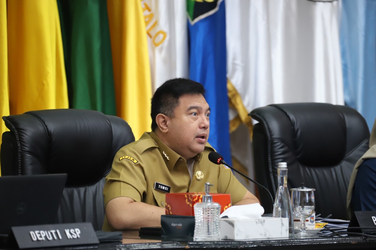 Plt Sekjen Kementerian Dalam Negeri (Kemendagri) Tomsi Tohir memimpin Rakor Pengendalian Inflasi Daerah di Gedung Sasana Bhakti Praja (SBP) Kantor Pusat Kemendagri, Jakarta, Senin (13/1/2025).