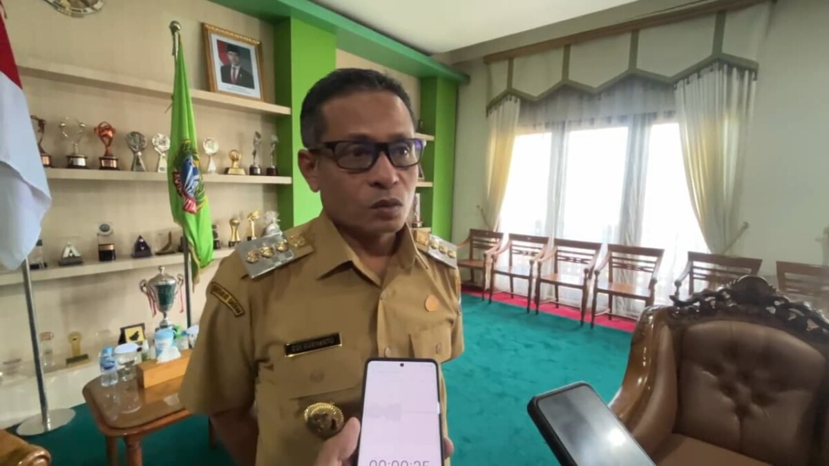 Pj Wali Kota Pontianak Edi Suryanto saat menyampaikan keterangan terkait rencana pembebasan BPHTB dan PBG bagi rumah bersubsidi.