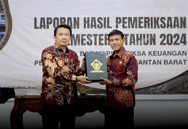 Caption: Wabu Farhan menerima hasil pemeriksaan Semester I dari BPK. Foto: Prokopim Pemkab Ketapang.