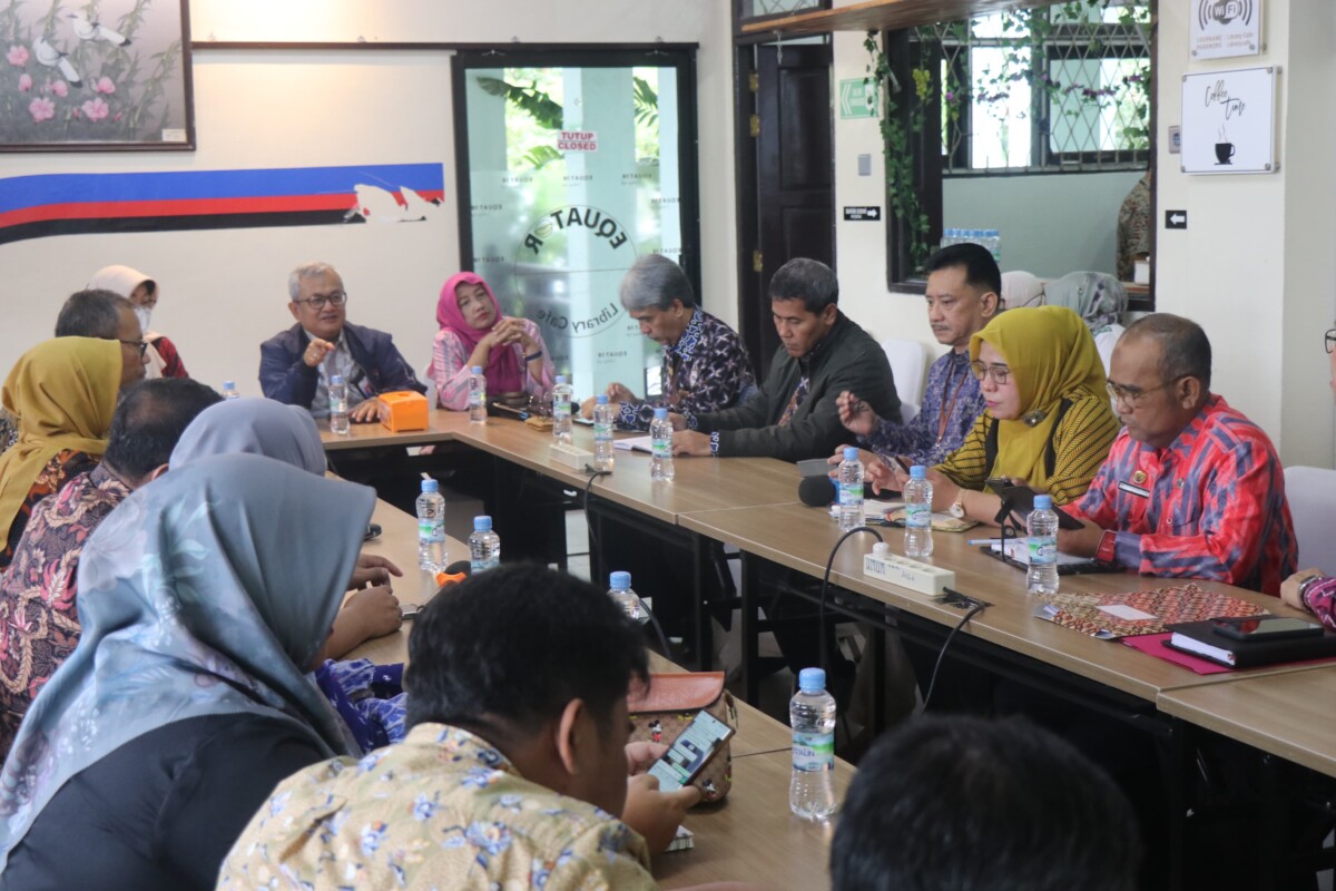 Keterangan foto : Rapat Persiapan Evaluasi Perencanaan dan Penganggaran dengan beberapa organisasi perangkat daerah (OPD) Pemerintah Provinsi Kalimantan Barat di Equator Library Cafe, Kantor Perwakilan BPKP Provinsi Kalimantan Barat.