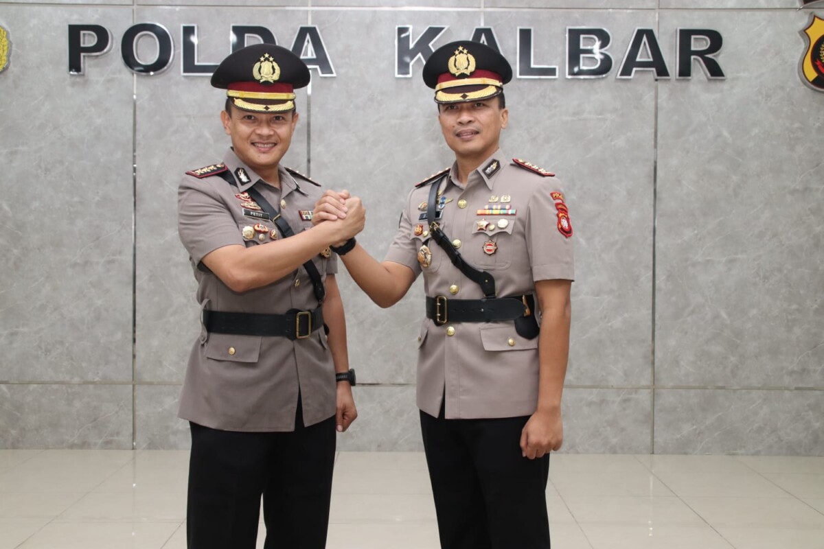 Kapolda Kalbar Irjen. Pol. Pipit Rismanto S.I.K, M.H. memimpin upacara serah terima jabatan (sertijab) sejumlah pejabat di lingkungan Polda Kalbar dilaksanakan di Aula Balai Kemitraan Mapolda Kalbar. Selasa (14/01/24).