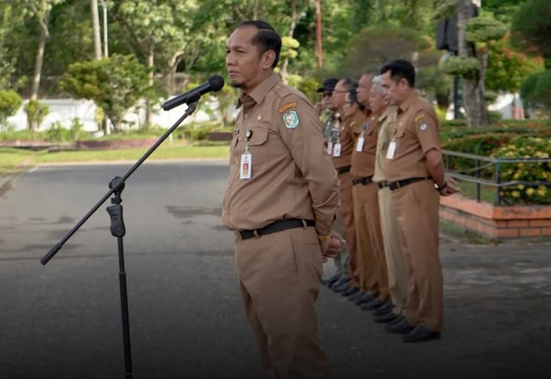 Caption: Pj Sekda, Dedy Shopiardi saat memimpin apel Senin Pagi. Foto: Prokopim Pemkab Ketapang.