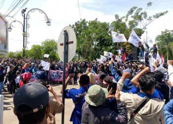Caption: Ratusan butuh saat berorasi di depan kantor DPRD Ketapang, Rabu (15/01). Foto: Abdul Salim / JURNALIS.co.id