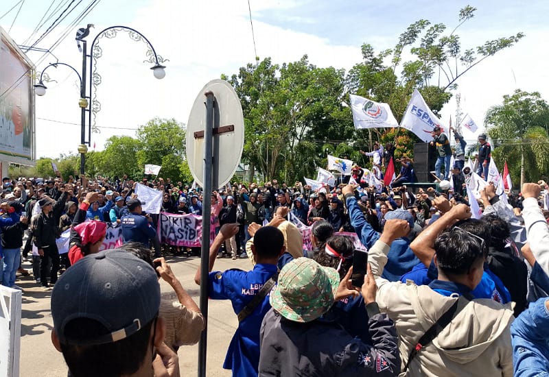 Caption: Ratusan butuh saat berorasi di depan kantor DPRD Ketapang, Rabu (15/01). Foto: Abdul Salim / JURNALIS.co.id