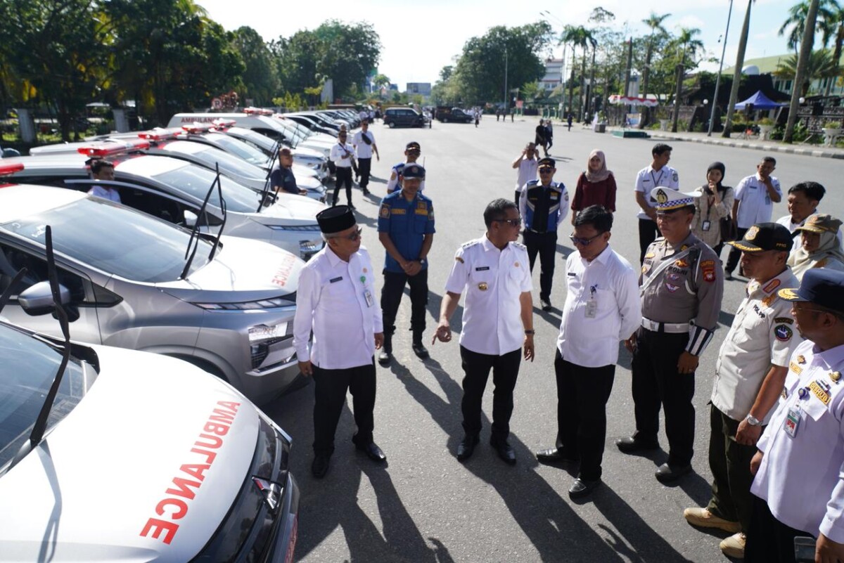 Caption Foto : 1,2,3 : Pj Wali Kota Pontianak Edi Suryanto memantau pelaksanaan uji petik pemeriksaan kelaikan kendaraan dinas milik Pemkot Pontianak.