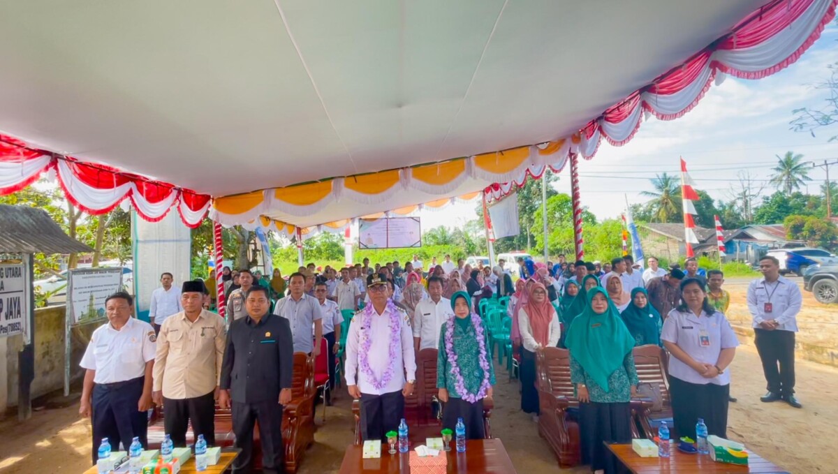 Pejabat PJ bupati Alfian beserta Dinas kesehatan dan KB saat Deklarasi Desa Open Defecation Free (ODF) 3 pilar STBM di desa riam berasap kecamatan Sukadana kabupaten Kayong, Rabu (15/01/2025), Foto (Bakri/Jurnalis.co.id)