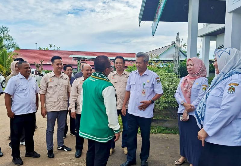 Caption: Kepala Distanakbun Ketapanf, Sikat Gudag ketika menyambut kunjungan Staf Khusus Kementerian, Selasa (14/01/2025). Foto: Ketapang Media.