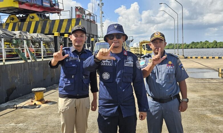 Kepala KUPP Kelas III Teluk Batang Akshar usai meninjau aktivitas pelabuhan, Kamis (23/1/25) yang lalu. Foto (Istimewa)