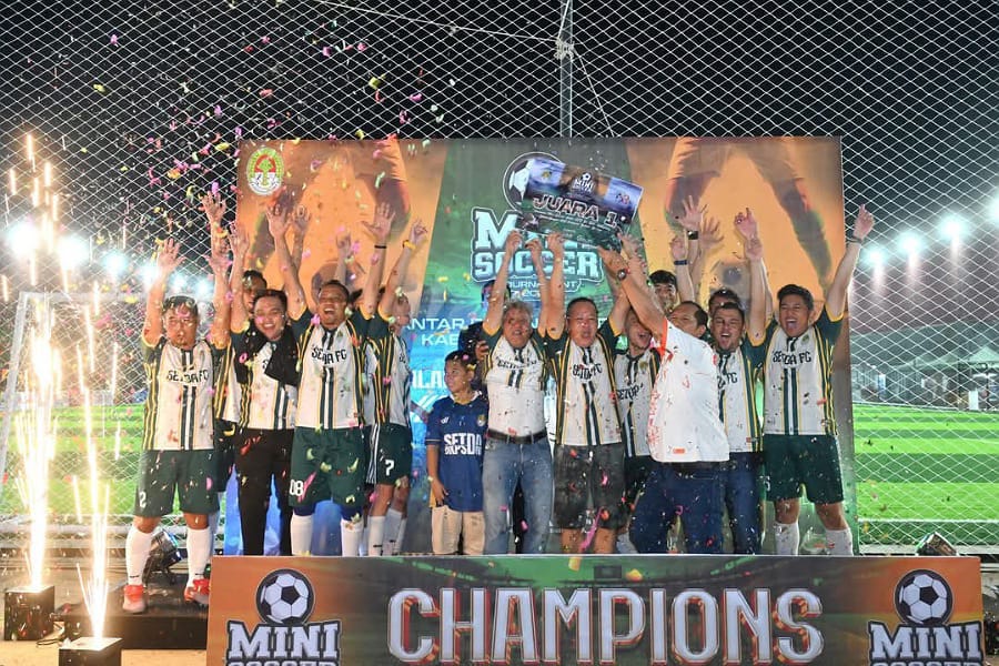 Caption: Tim Setda Ketapang mengagkat trofi juara dalam turnamen mini Soccer. Foto: Prokopim Pemkab Ketapang.