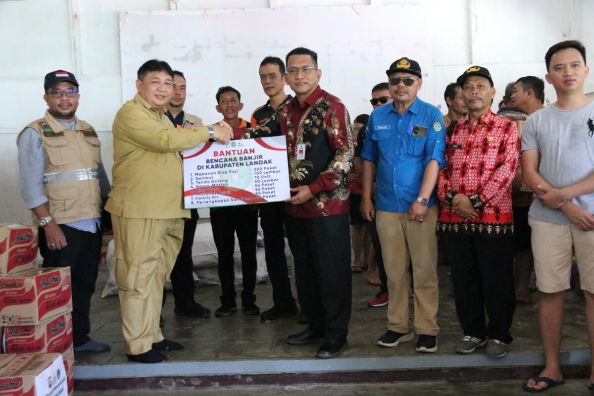 Drs. Alexander Rombonang, MMA dengan didampingi Perangkat Daerah dilingkungan Pemerintah Provinsi Kalimantan Barat yakni Dinas Sosial dan Dinas Kesehatan juga turun langsung untuk menyalurkan bantuan di Kecamatan Menyuke Kabupaten Landak, Kamis (24/1/2025).